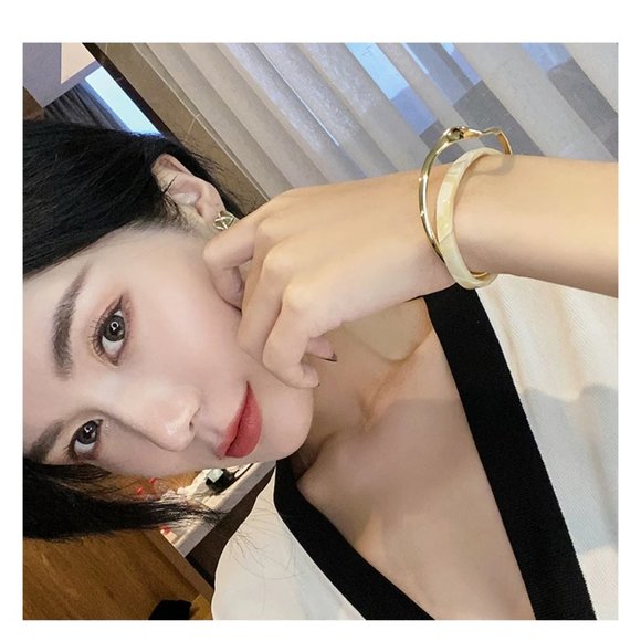 Simple White Gold Shellfish Board Bend Metal Geometric Overlap Bracelet - Picture 5 of 8